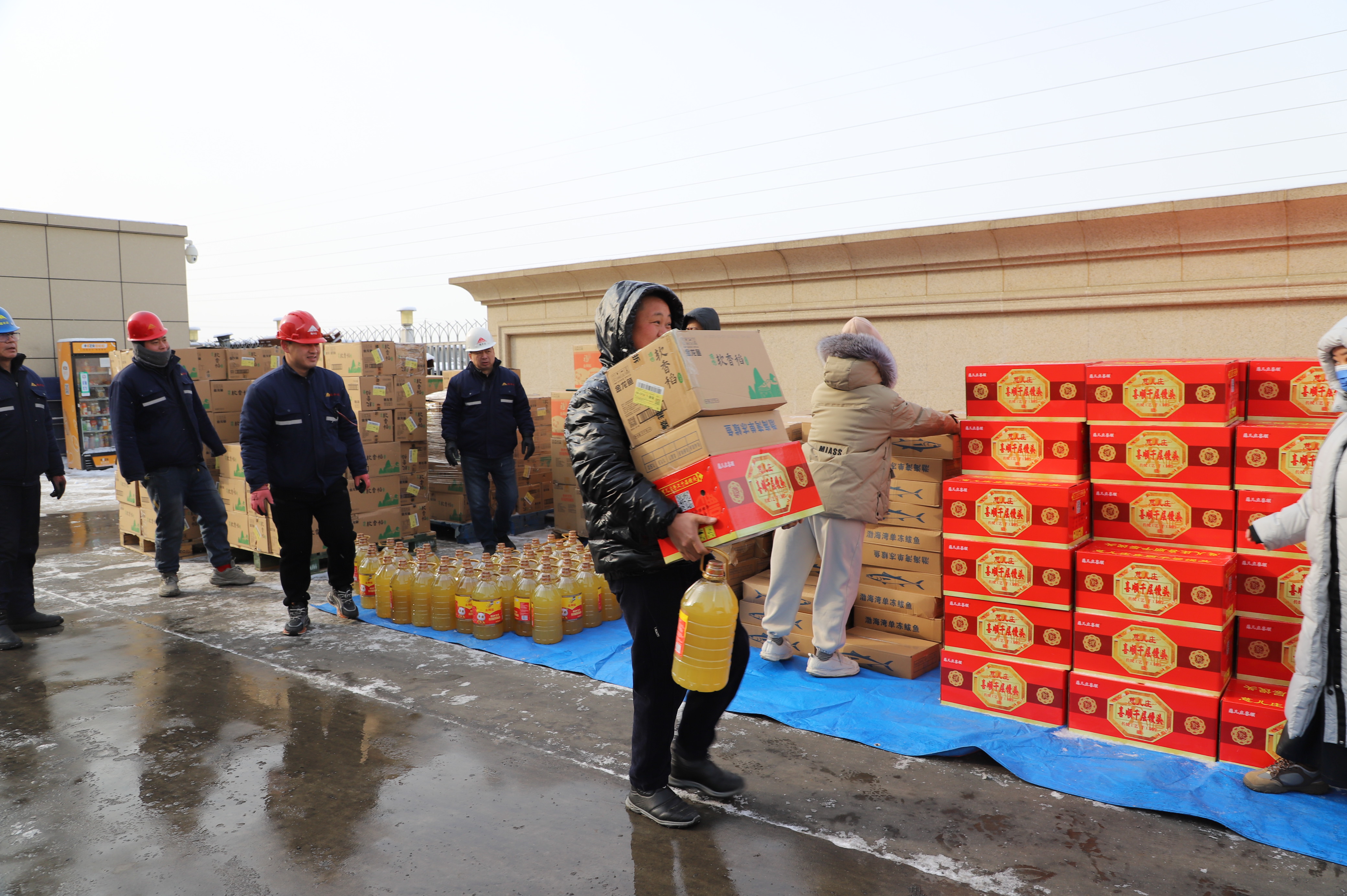 瑞丰达年货发放｜礼载温情，共赴马年新程